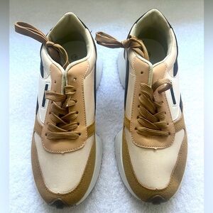 Stylish Women's Sneakers in Tan and Cream altars
